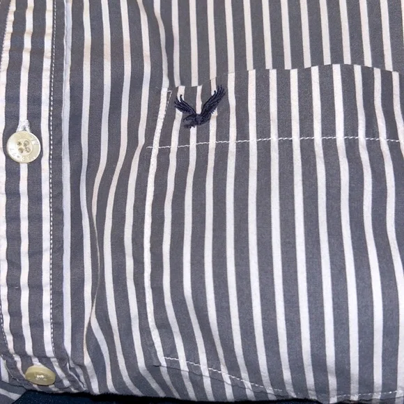 Lot of 2 AMERICANš¦
EAGLE Button Down SHIRTS Mens Largeš¦
1 Plaid & 1 Gray Striped - Picture 5 of 11